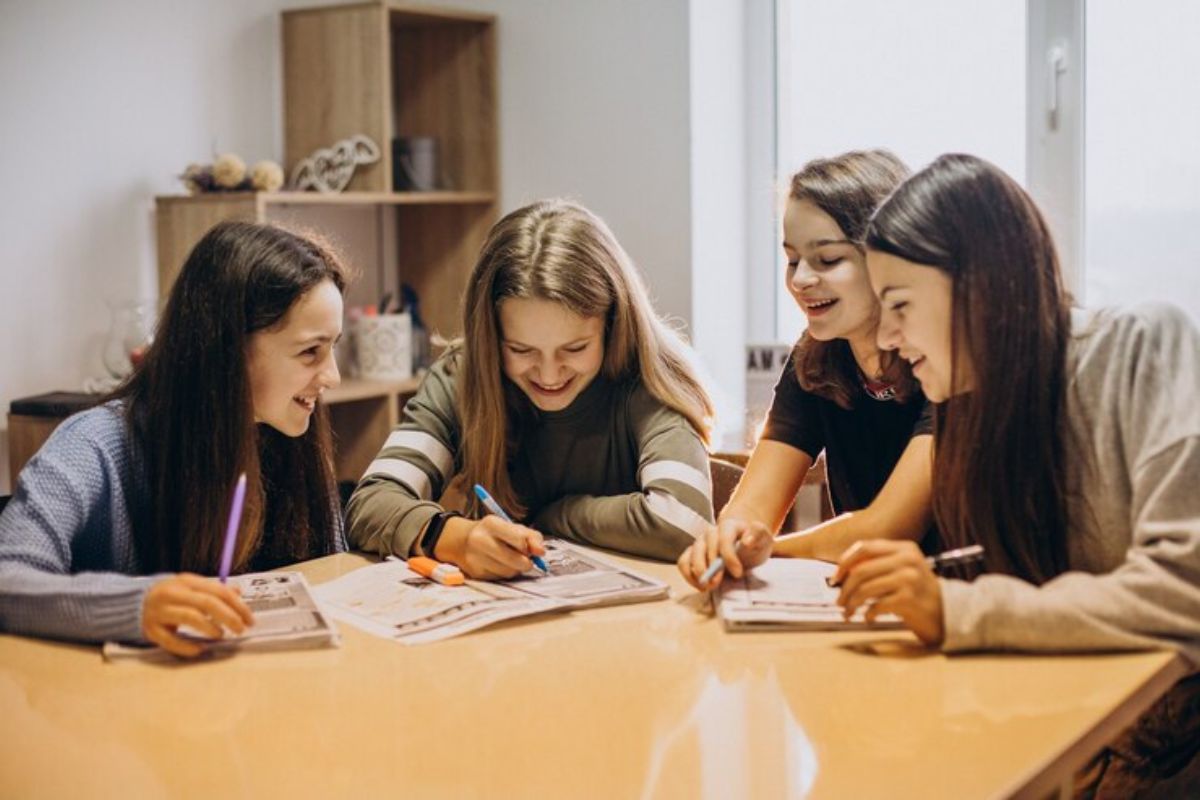 Um grupo de quatro alunas conversa sobre os cursos ETEC que Mais Empregam 2025 enquanto estuda 