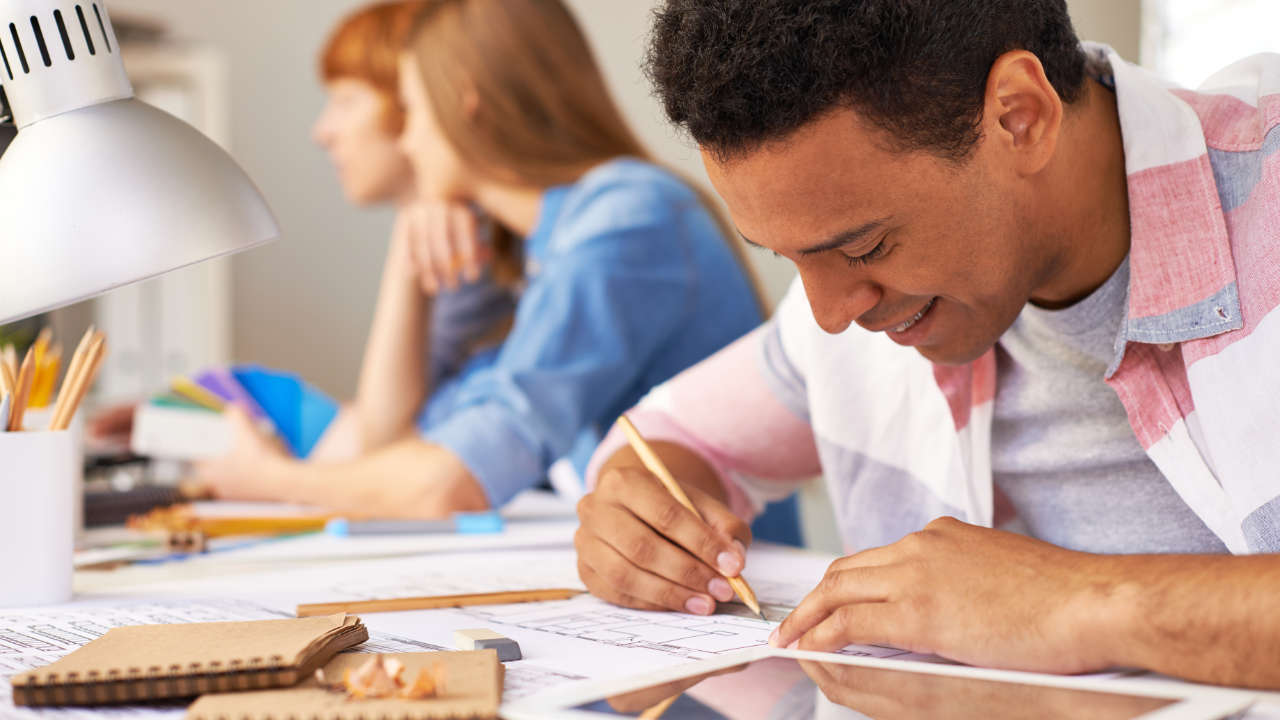 Estudante negro fazendo simulado ETEC