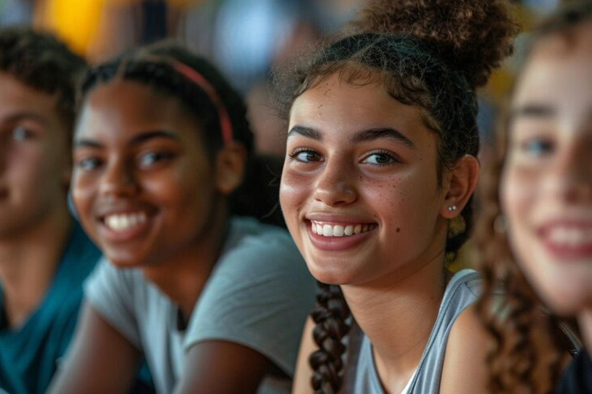 Algumas estudantes da ETEC Guarulhos 2025 sorrindo para a foto. No foco aparecem 4 alunas