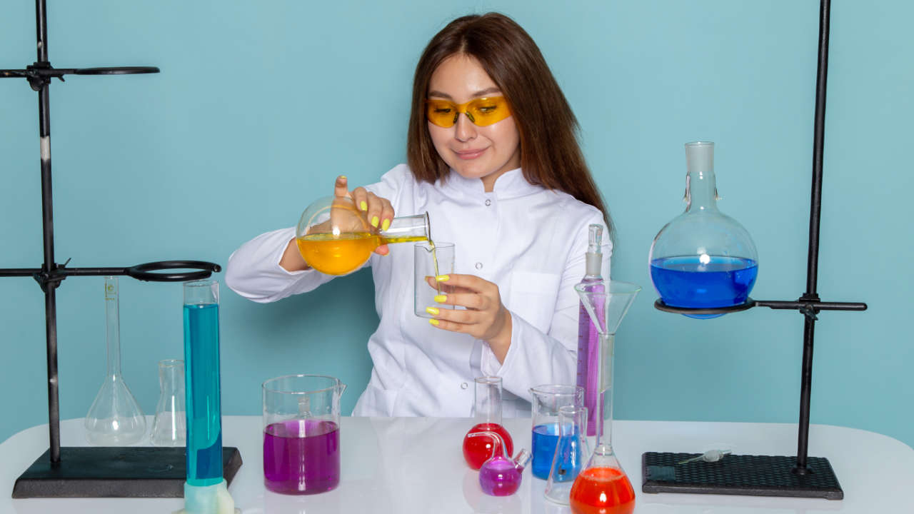 Estudante em laboratório de química