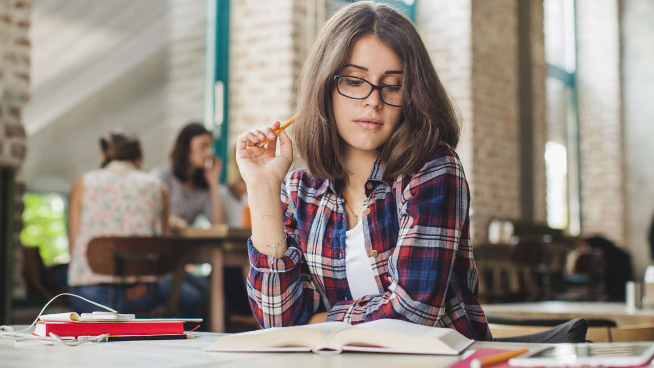 Jovem estudando para prova da ETEC