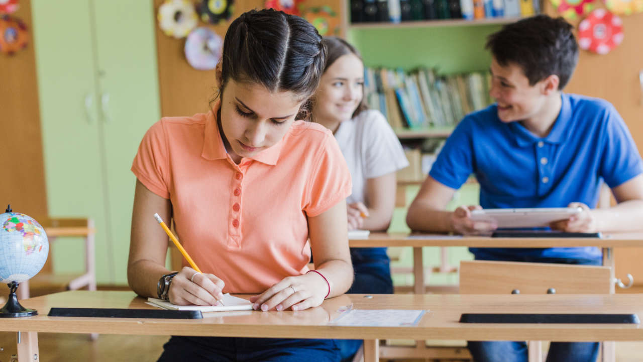 Alunos estudando