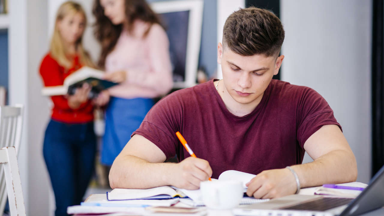 Jovem focado nos estudos