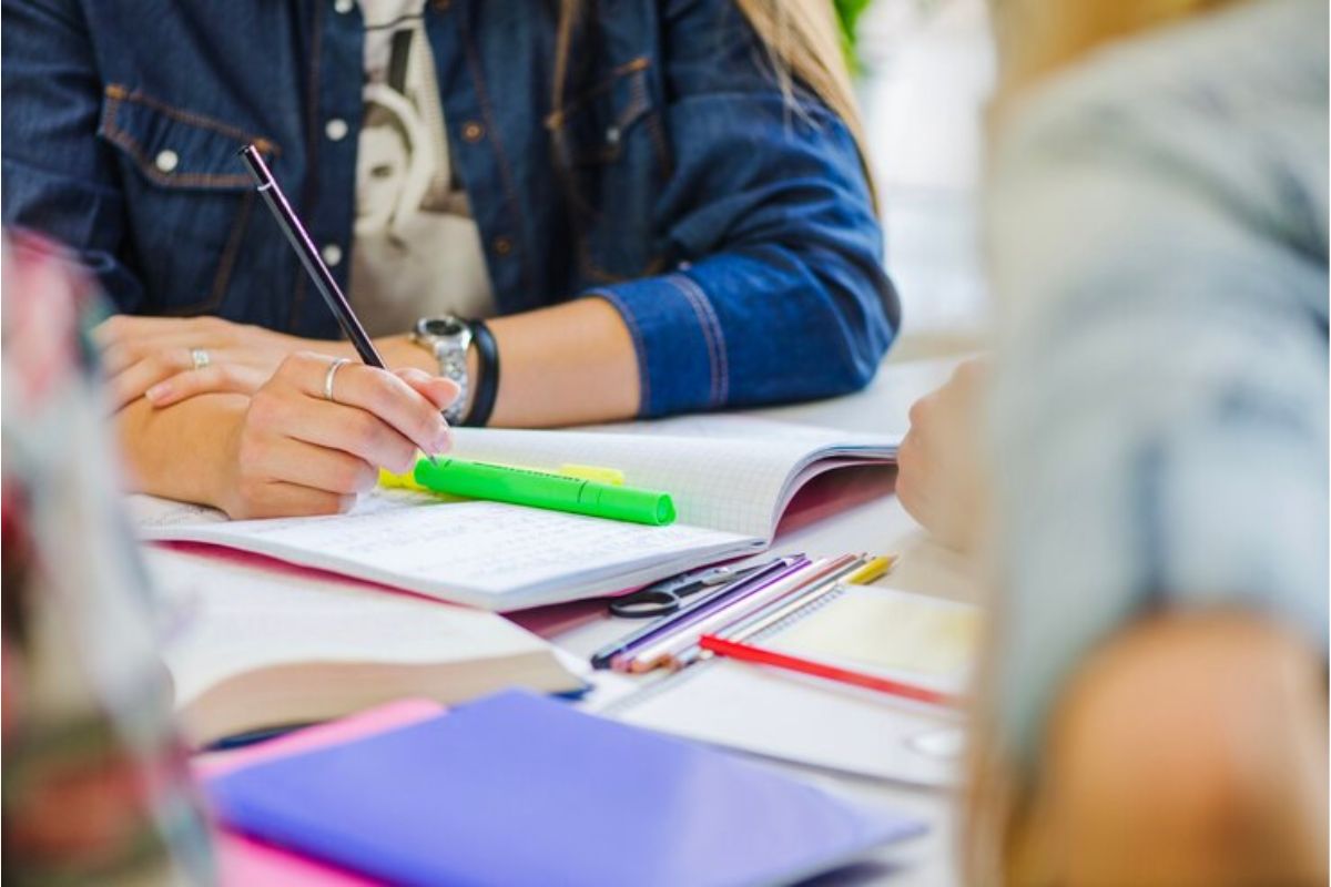 Uma estudante na sala de aula se prepara para as questões de matemática ETEC 2025