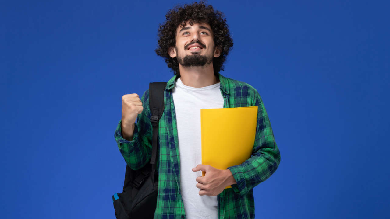 Estudante de mochila segurando documentos comemorando o resultado ETEC 2025