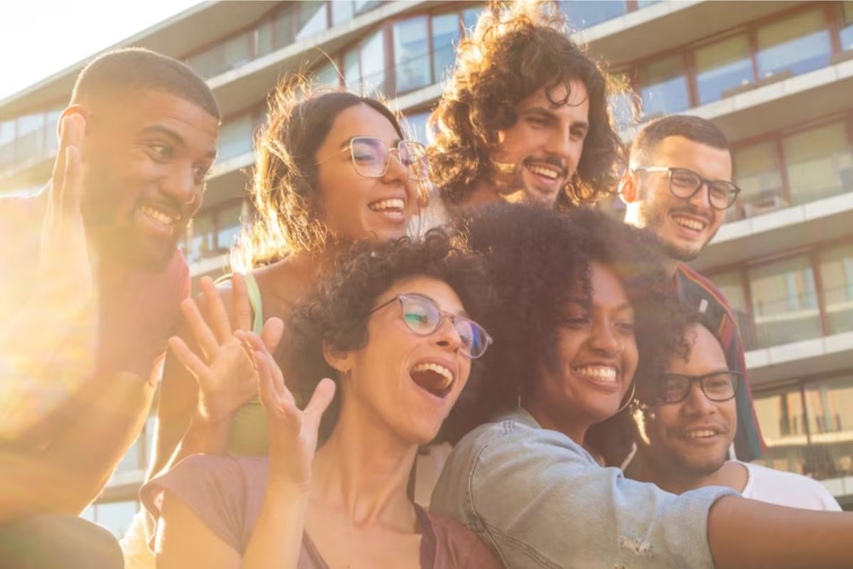 Um grupo de estudantes animado tira foto ao por do sol. Eles comemoram a aprovação nos cursos ETEC 2025