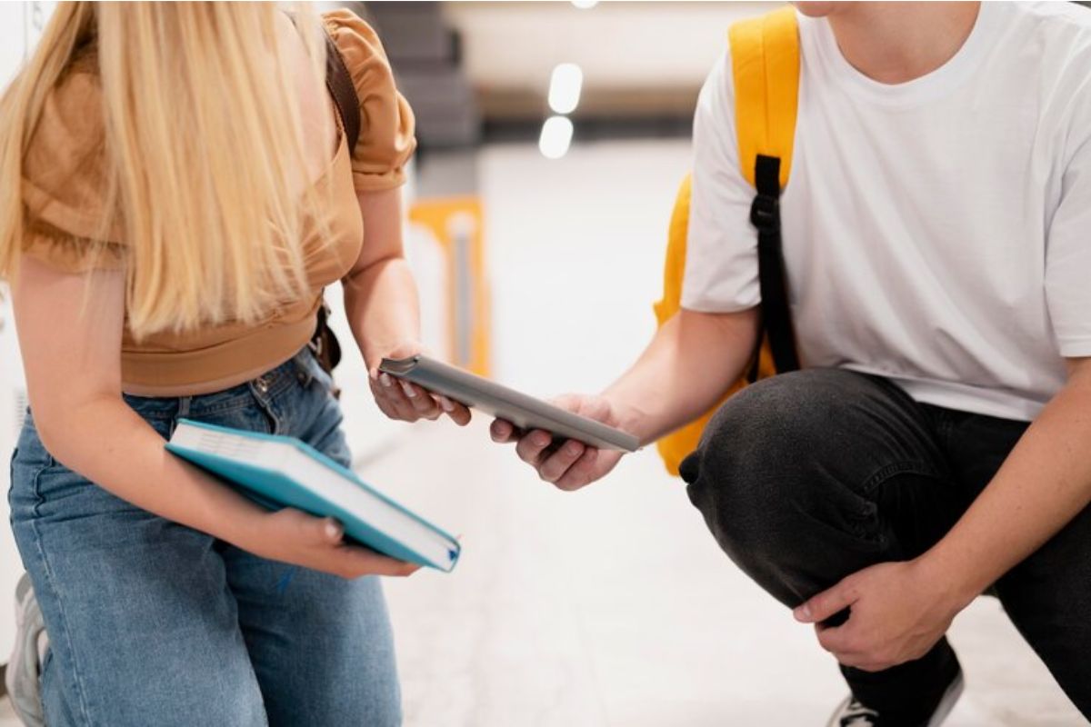 Dois alunos aparecem conversando no corredor da escola acerca dos cursos ETEC que Mais Empregam 2025