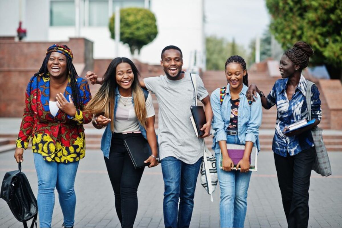 Um grupo de estudantes na rua conversa sobre os  cursos MAIS Concorridos da ETEC 2025