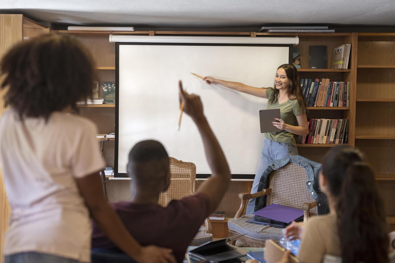 Professora dá aula para turma de adolescentes 