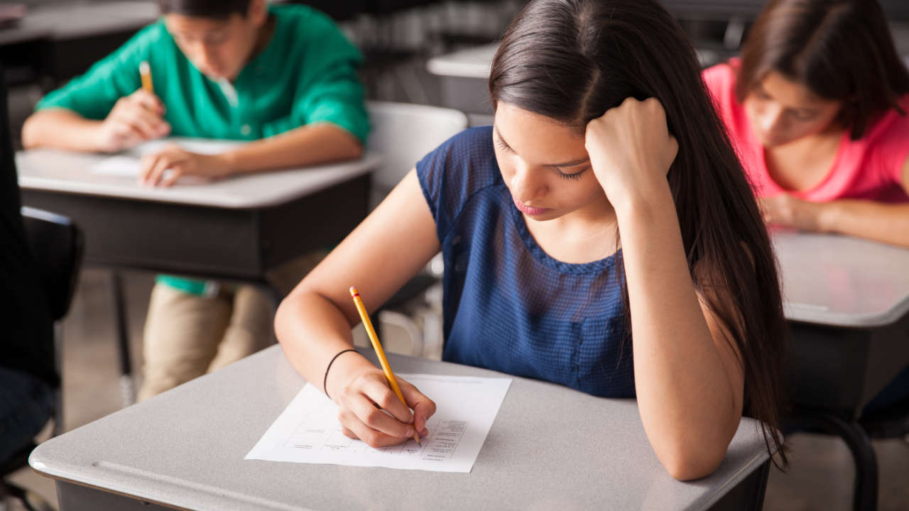 Alunos fazendo prova para passar na ETEC