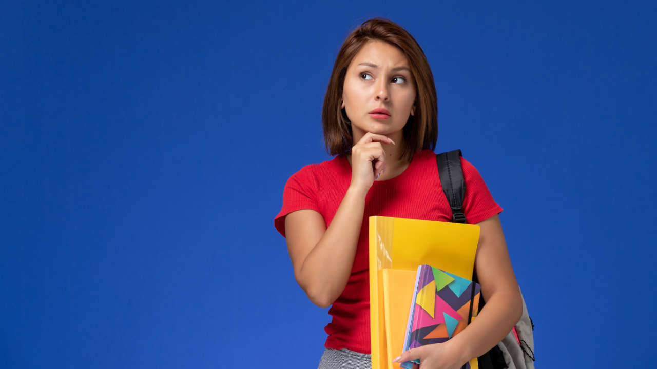 Estudante com livros na mão se perguntando "o que devo fazer agora que não passei na ETEC?"