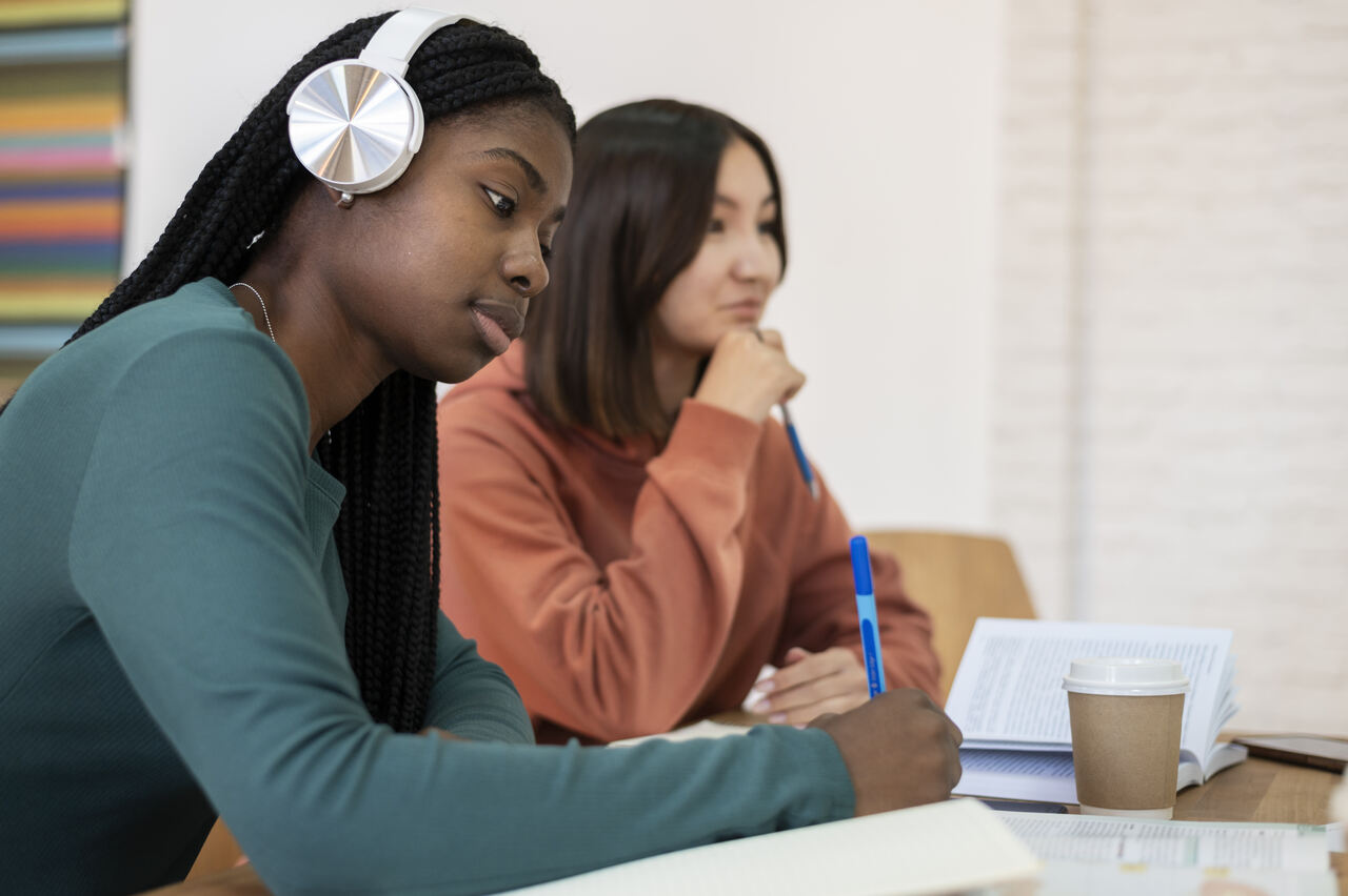 Jovens estudam na sala de aula