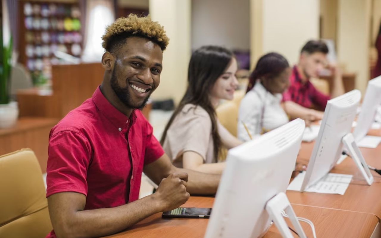 Jovens em aula em laboratório de informática 