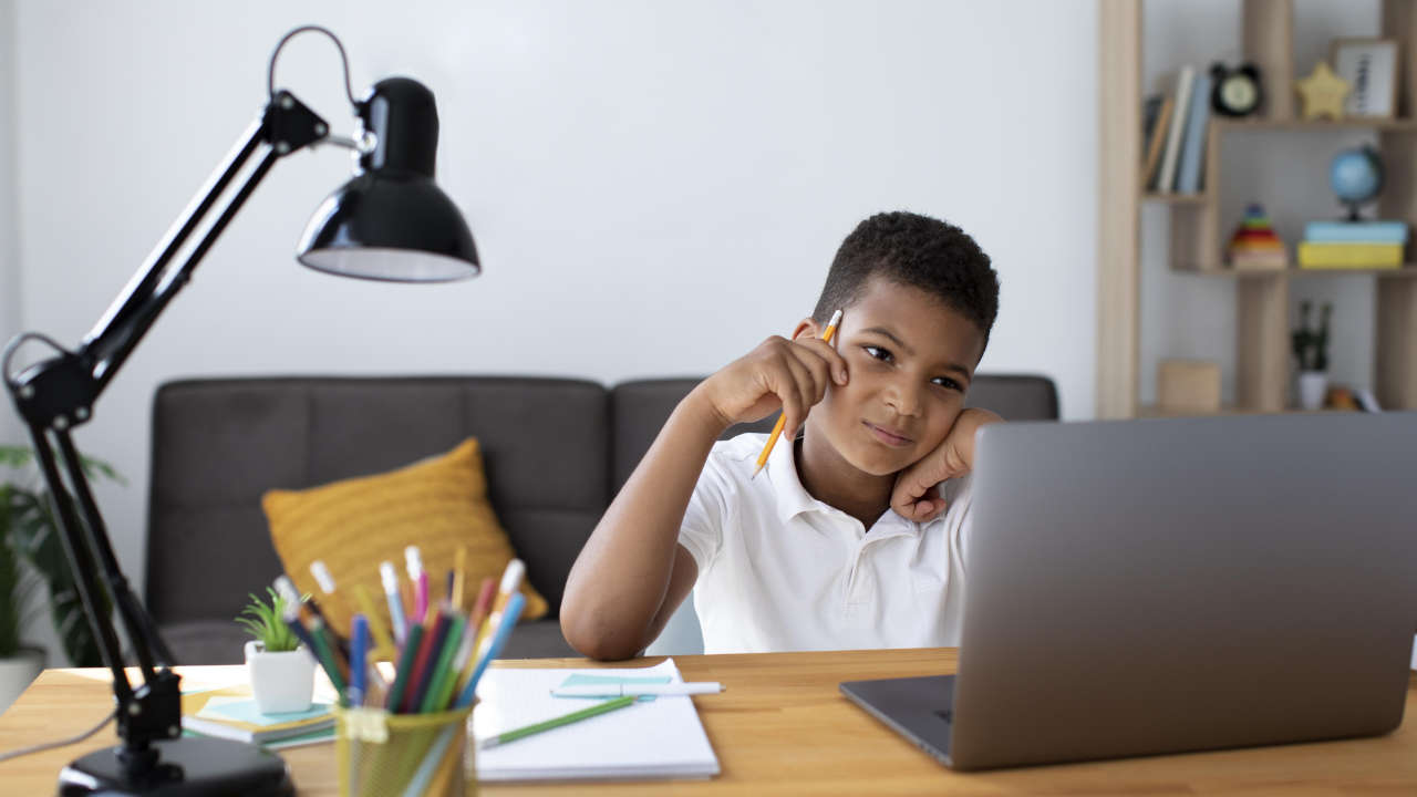 Estudante com dúvida na frente do notebook 