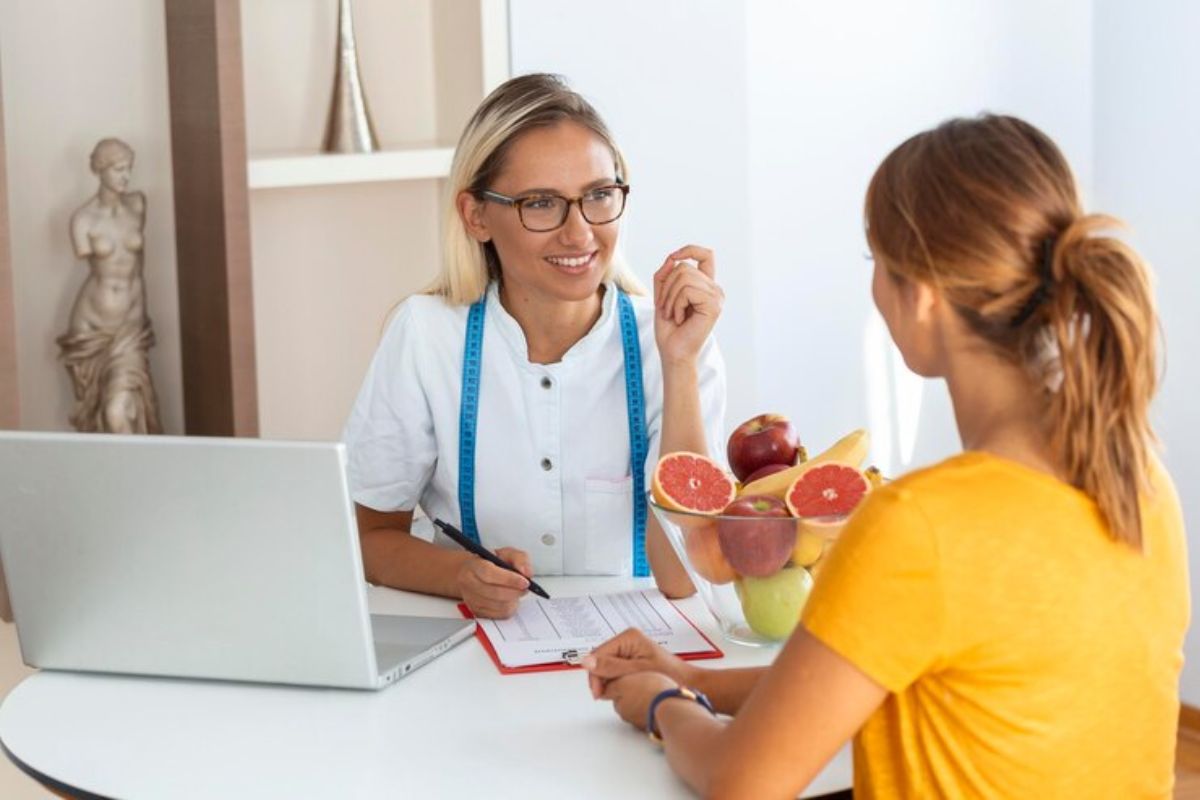 Uma estudante do Curso de Nutrição e Dietética ETEC 2025 se consultando em um escritório de uma profissional da área