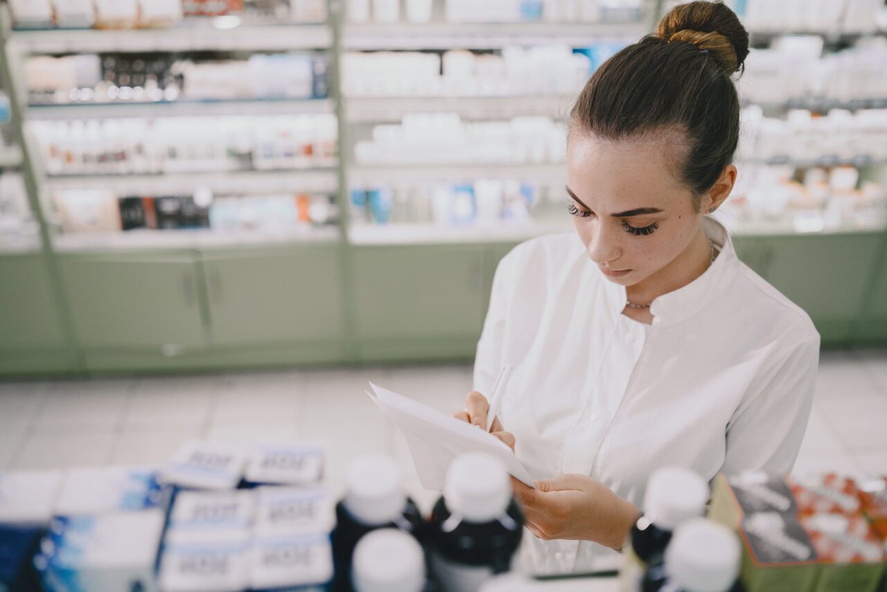 Farmacêutica confere estoque de medicamentos de uma farmácia 